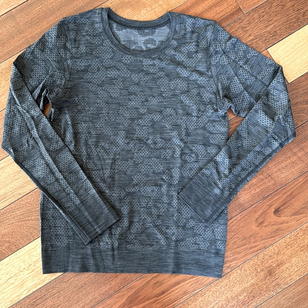 Lululemon Swiftly Tech size 4 long sleeve dark gray top